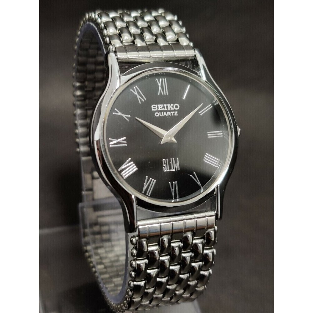 Vintage Style Seiko Quartz Mens Silver Watch & Black accents W/ Metal Strap
